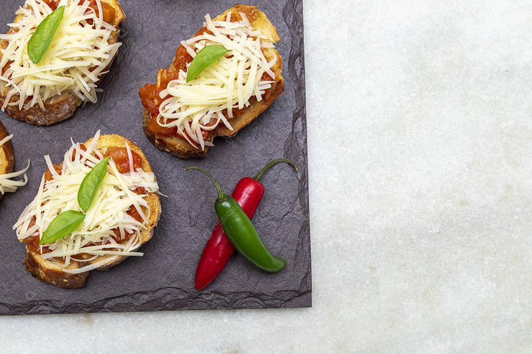 Bruschetta com tomate, manjericão e queijo parmesão no javali JPG