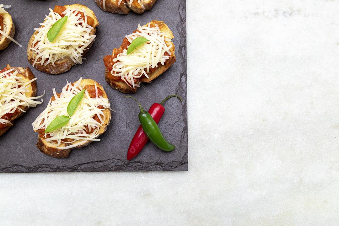 Bruschetta com tomate, manjericão e queijo parmesão no javali JPG