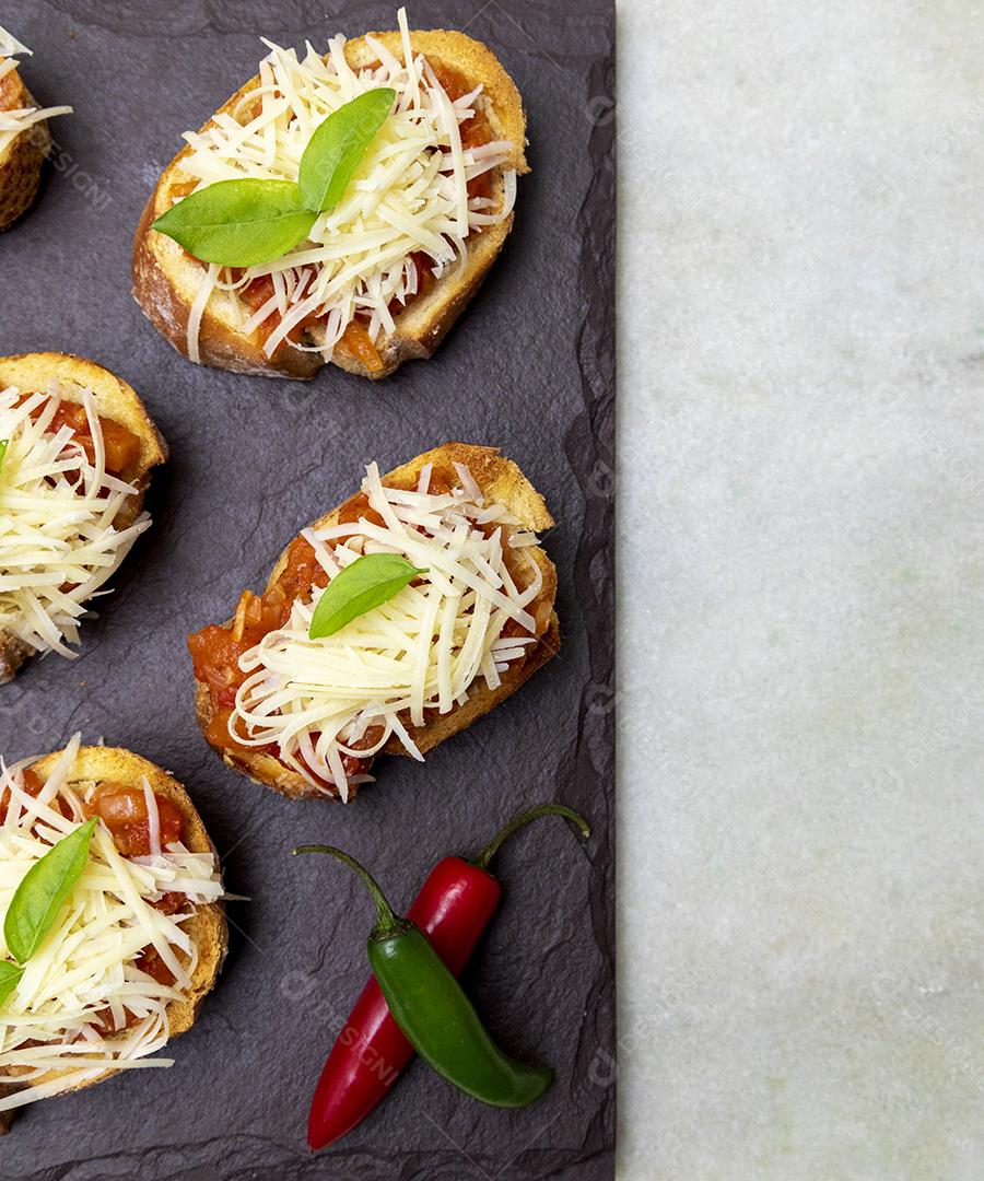 Bruschetta com tomate, manjericão e queijo parmesão no javali JPG