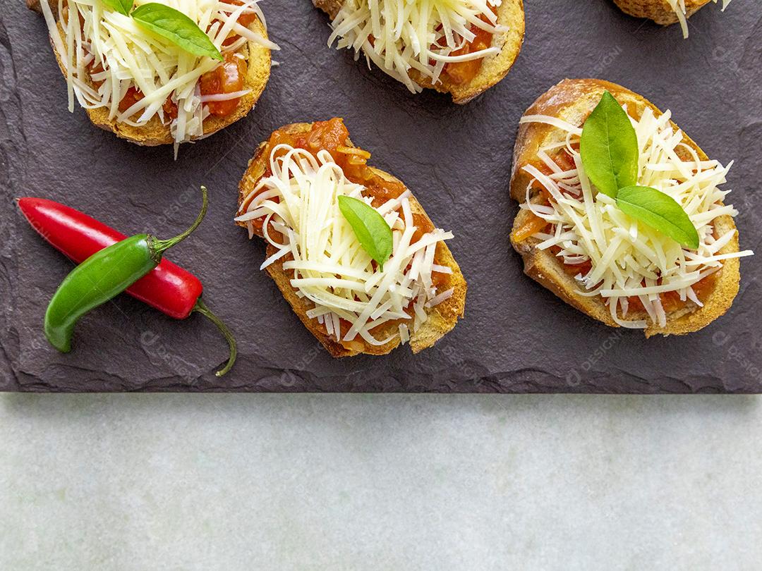 Bruschetta com tomate, manjericão e queijo parmesão no javali JPG