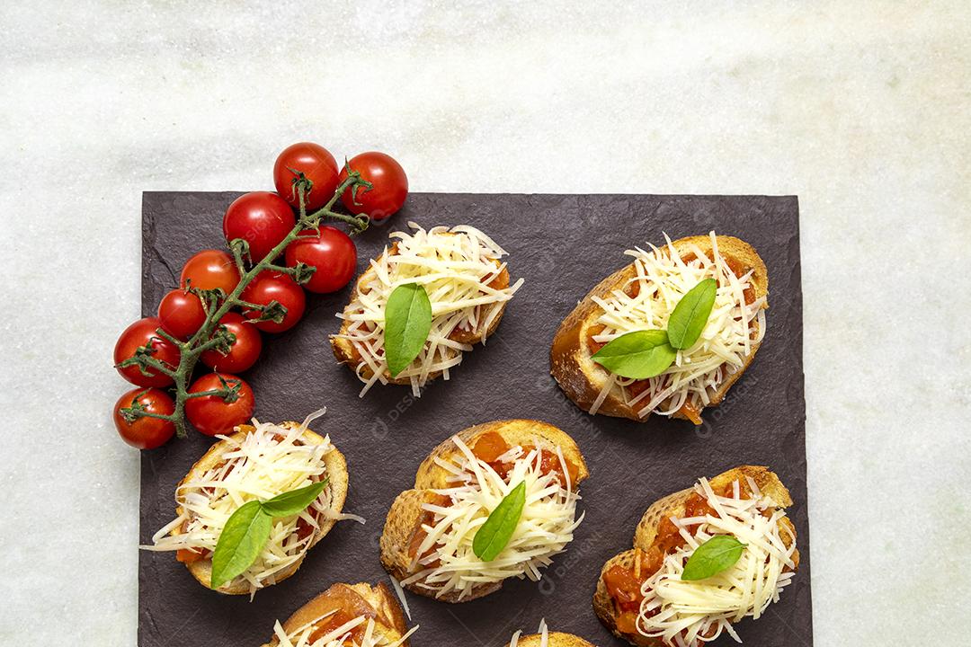 torradas bruschetta com tomate cereja, mussarela e manjericão JPG