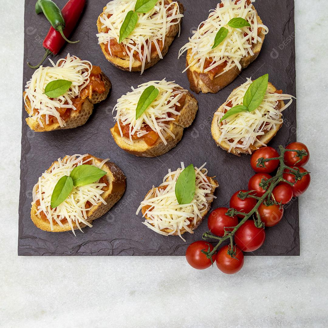 torradas bruschetta com tomate cereja, mussarela e manjericão JPG