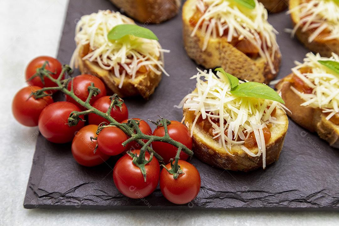 Bruschetta com tomate, manjericão e queijo parmesão no javali JPG