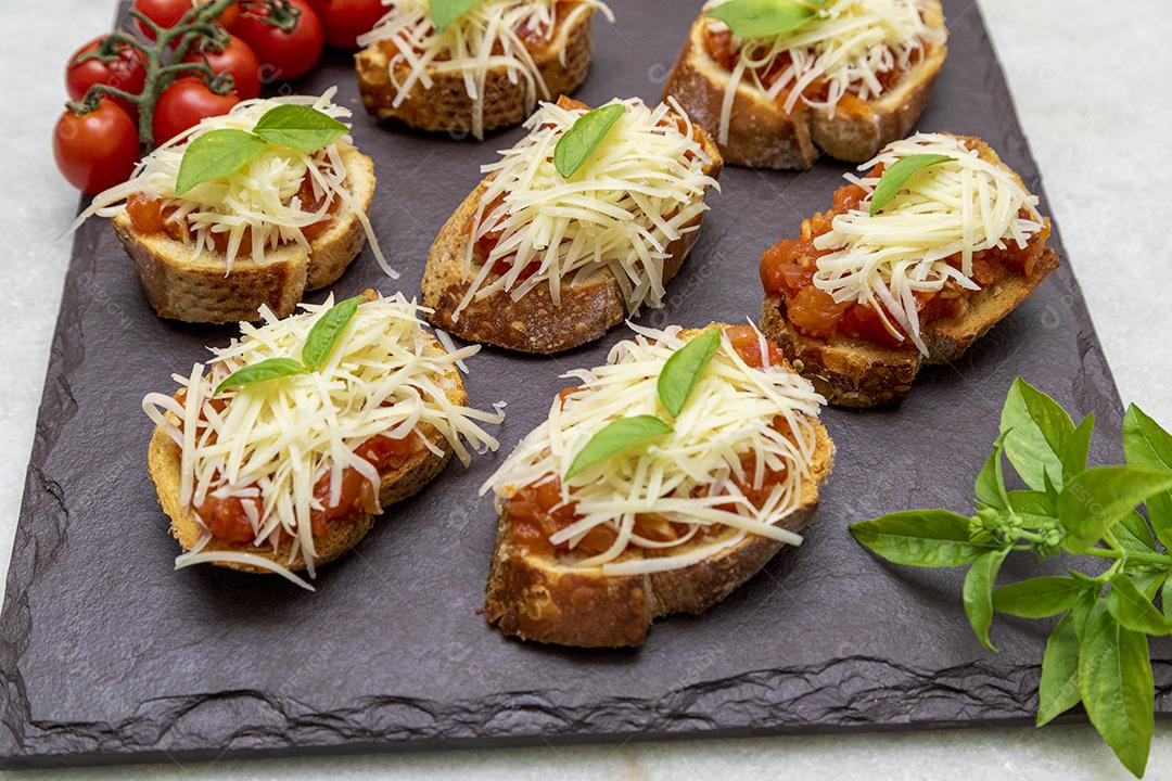 Bruschetta com tomate, manjericão e queijo parmesão no javali JPG