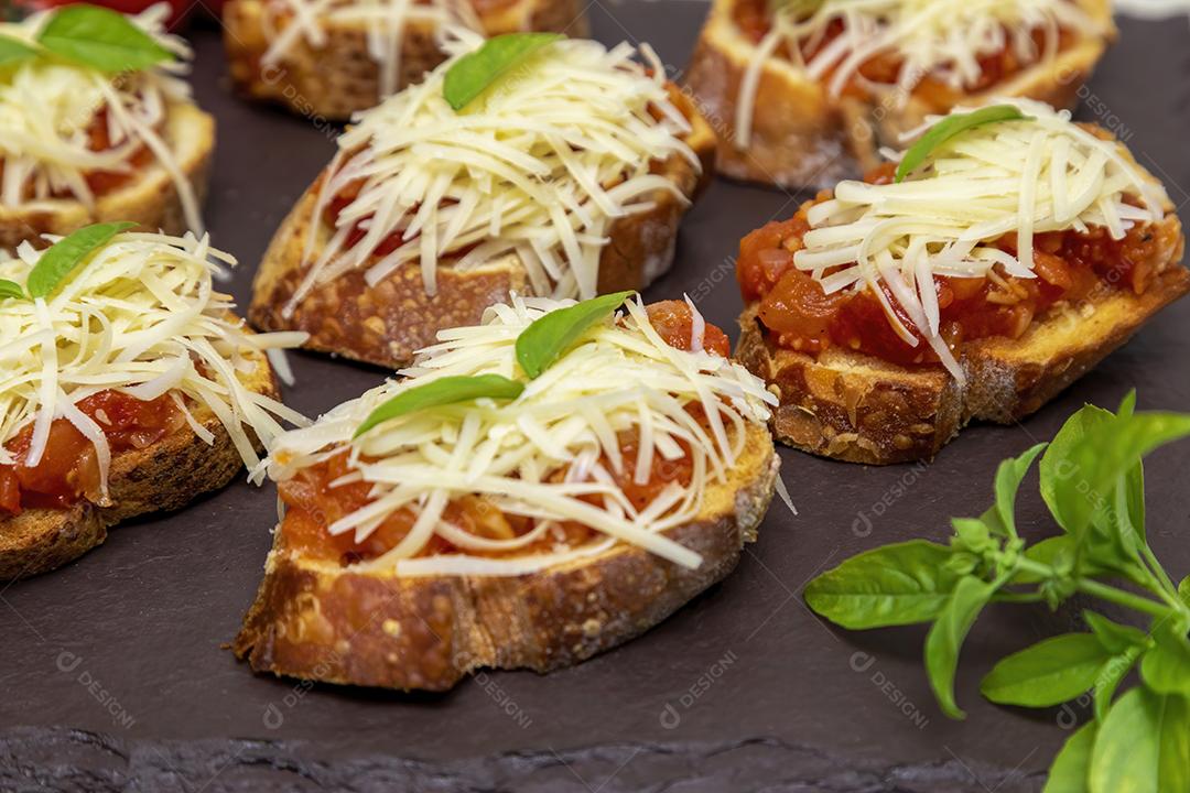 Bruschetta com tomate, manjericão e queijo parmesão no javali JPG