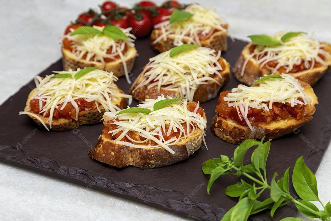 Bruschetta com tomate, manjericão e queijo parmesão no javali JPG