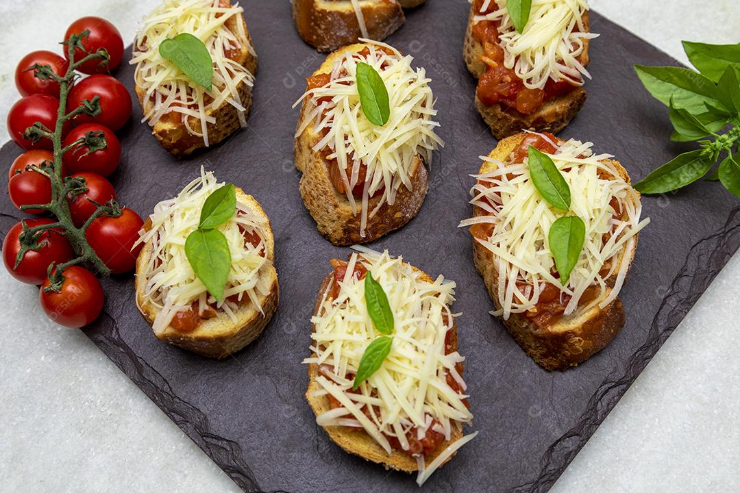 Bruschetta com tomate, manjericão e queijo parmesão no javali JPG