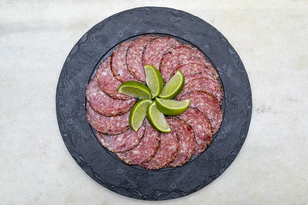 Porção de salame em placa de pedra preta JPG