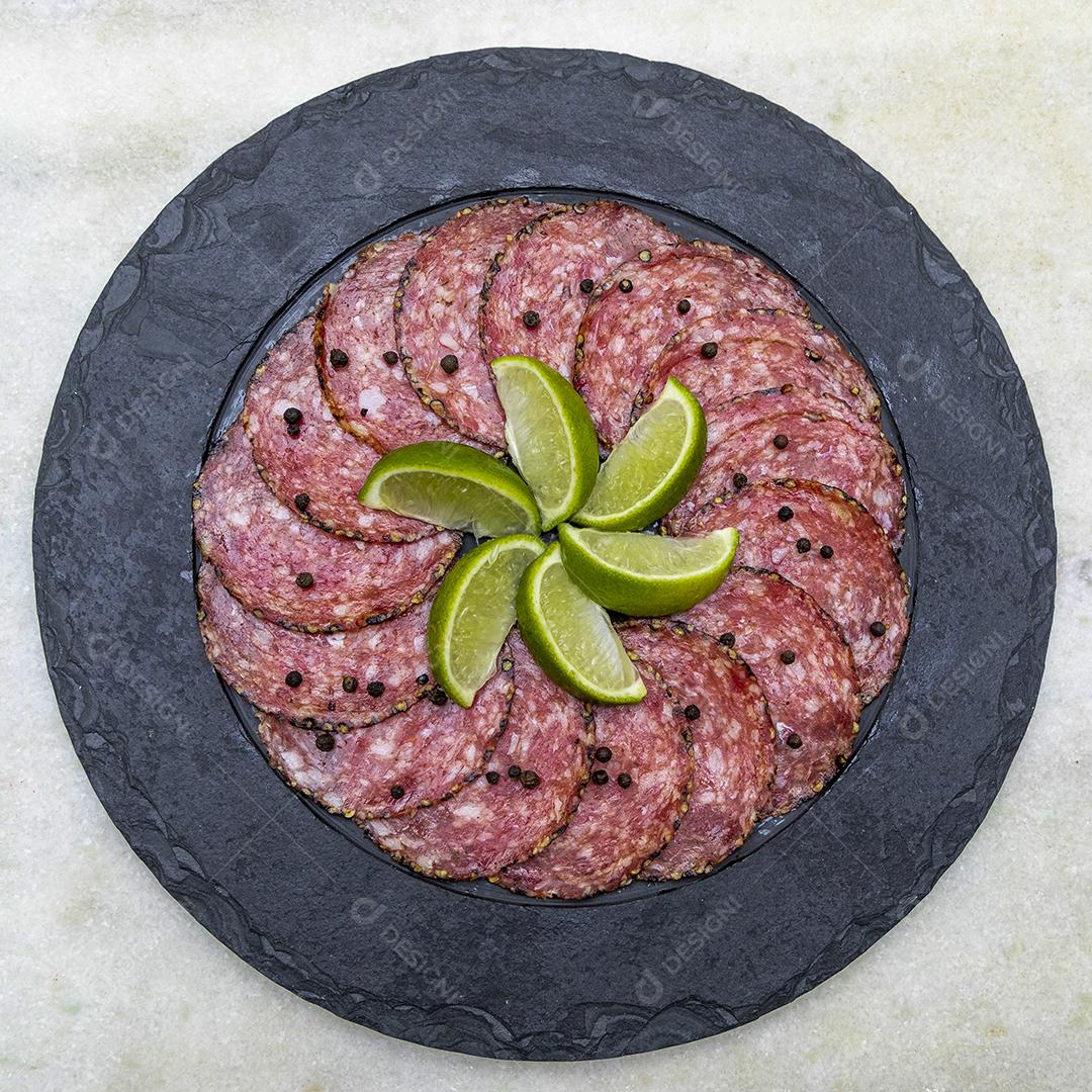 Porção de salame em placa de pedra preta JPG