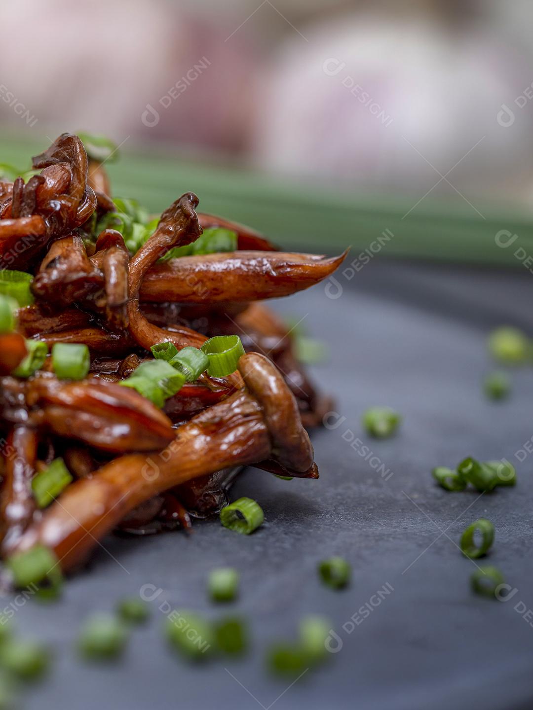 Cogumelo Shimeji servido com cebolinha no prato de pedra preta. Tipica JPG