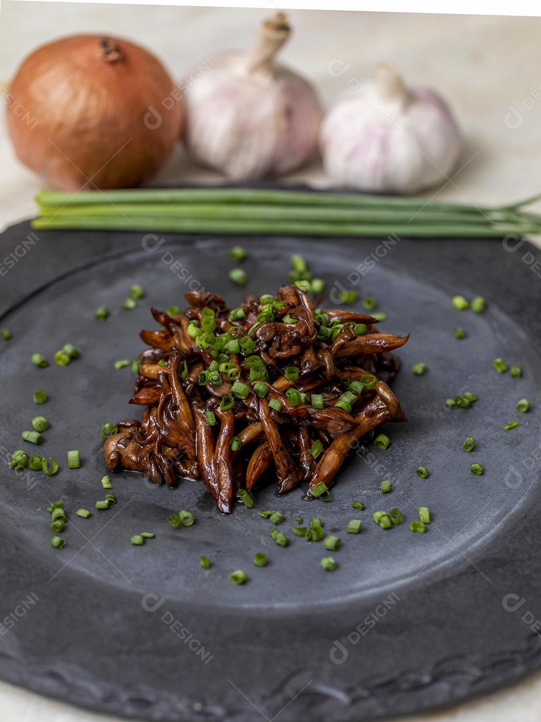 Cogumelo Shimeji servido com cebolinha no prato de pedra preta. Tipica JPG