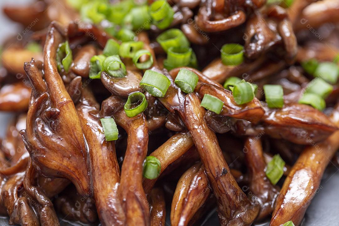 Cogumelo Shimeji servido com cebolinha no prato de pedra preta. Tipica JPG