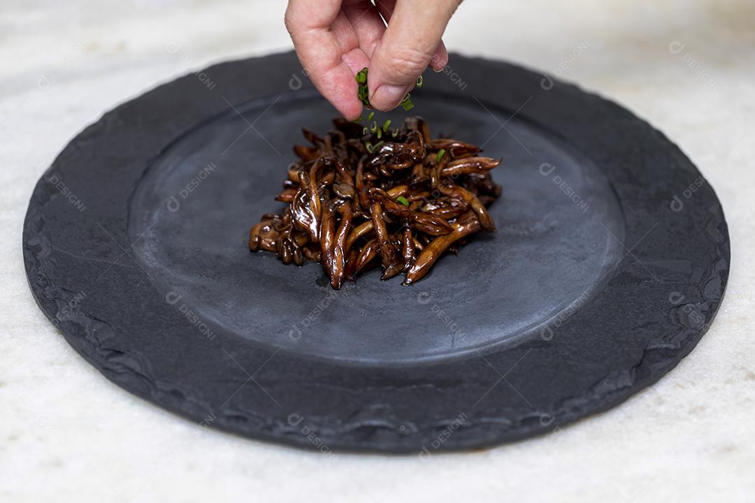 Colocando cebolinha sob o shimeji JPG