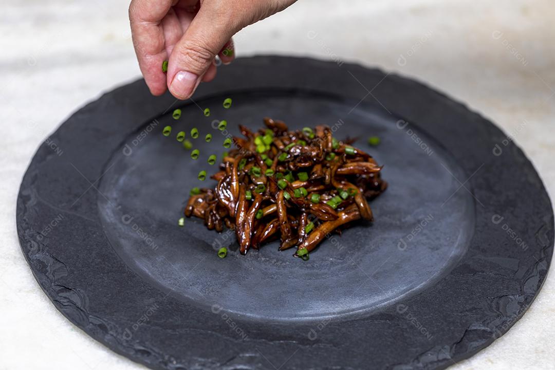 Colocando cebolinha sob o shimeji JPG