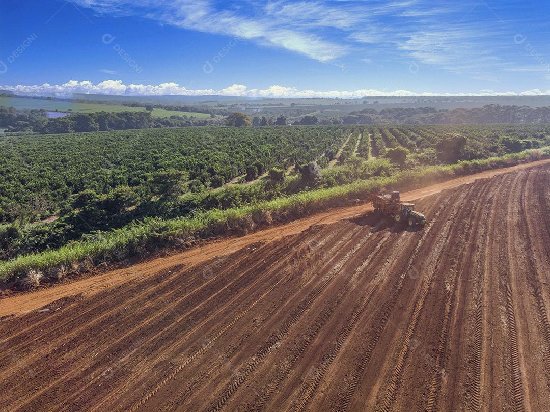 Trator automatizado plantando cana-de-açúcar no Brasil - Pederneiras-S JPG