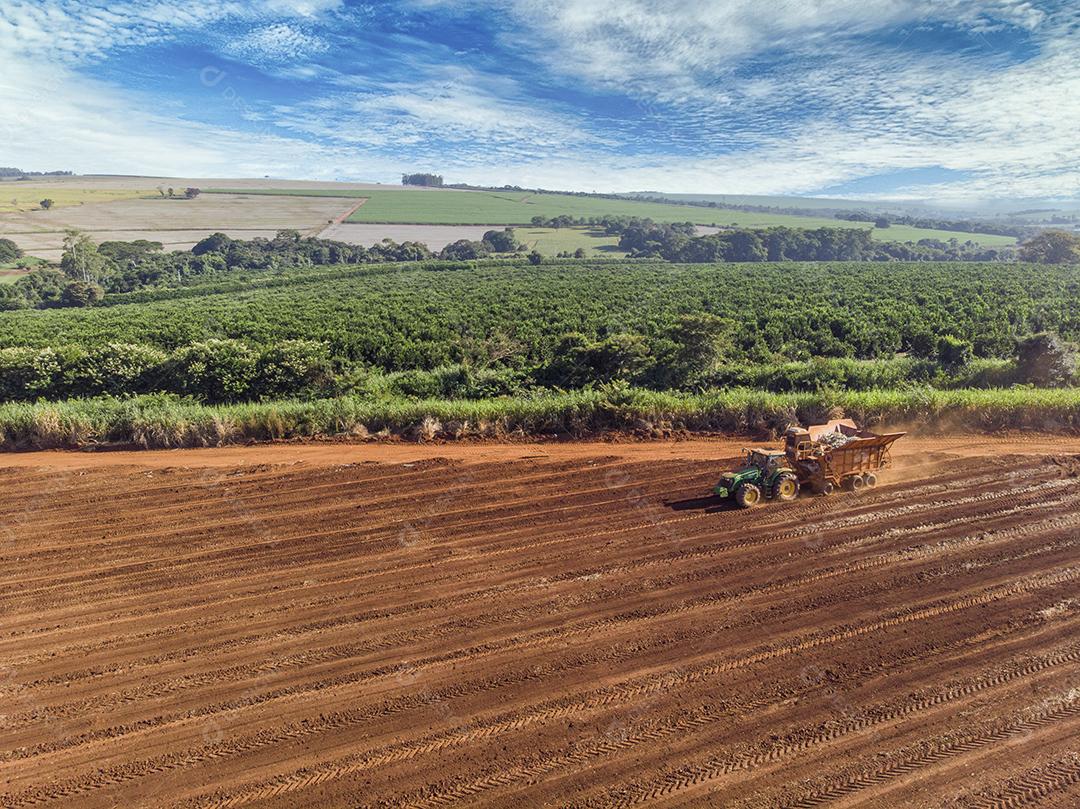 Trator automatizado plantando cana-de-açúcar no Brasil - Pederneiras-S JPG