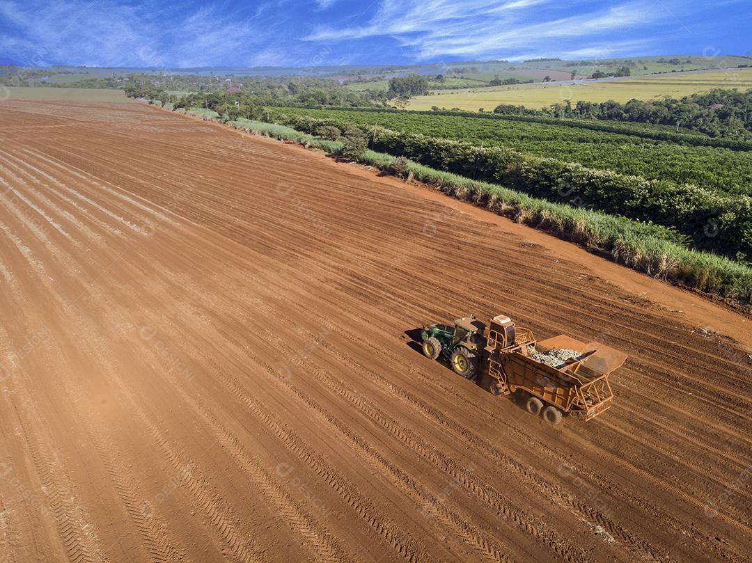 Trator automatizado plantando cana-de-açúcar no Brasil - Pederneiras-S JPG