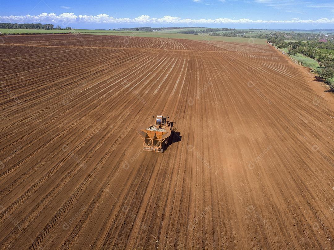 Trator automatizado plantando cana-de-açúcar no Brasil - Pederneiras-S JPG