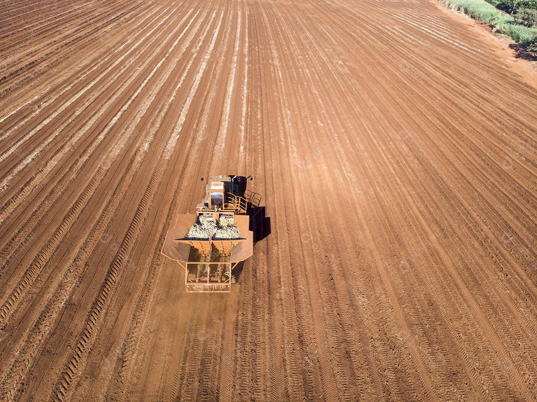 Trator automatizado plantando cana-de-açúcar no Brasil - Pederneiras-S JPG