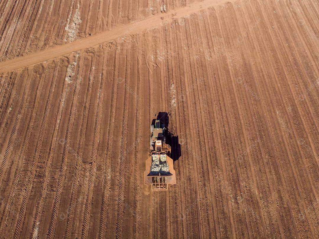 Trator automatizado plantando cana-de-açúcar no Brasil - Pederneiras-S JPG
