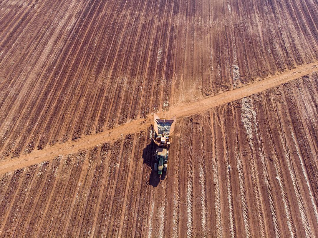 Trator automatizado plantando cana-de-açúcar no Brasil - Pederneiras-S JPG