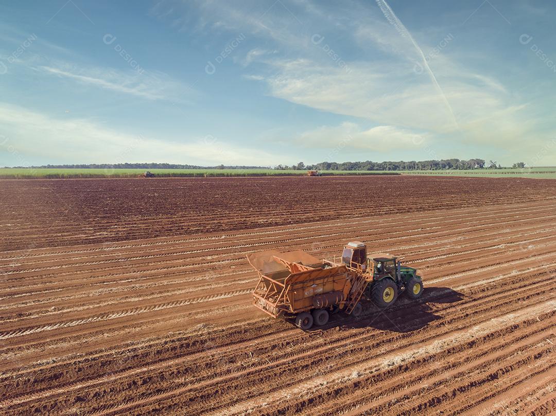 Trator automatizado plantando cana-de-açúcar no Brasil - Pederneiras-S JPG