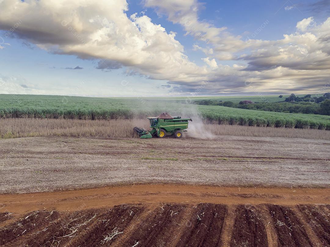 Trator agrícola colhendo soja no campo - Pedernei JPG