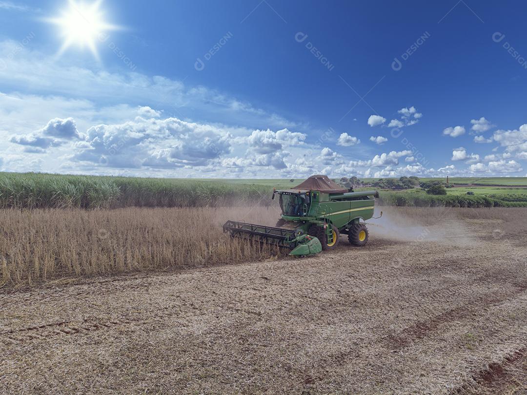 Trator agrícola colhendo soja no campo - Pedernei JPG