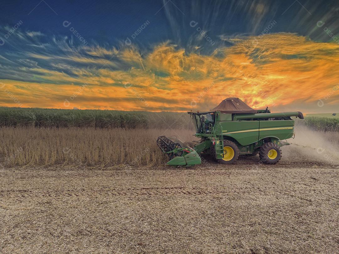 Trator agrícola colhendo soja no campo - Pedernei JPG