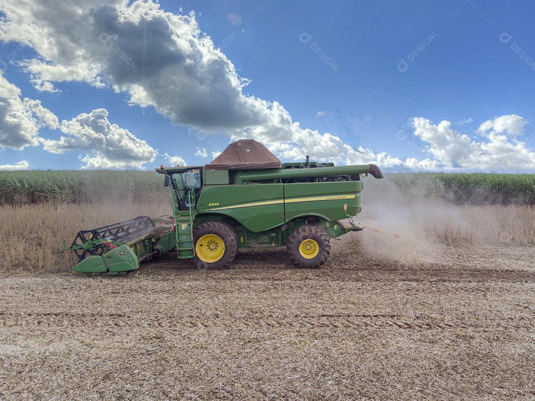 Trator agrícola colhendo soja no campo - Pedernei JPG