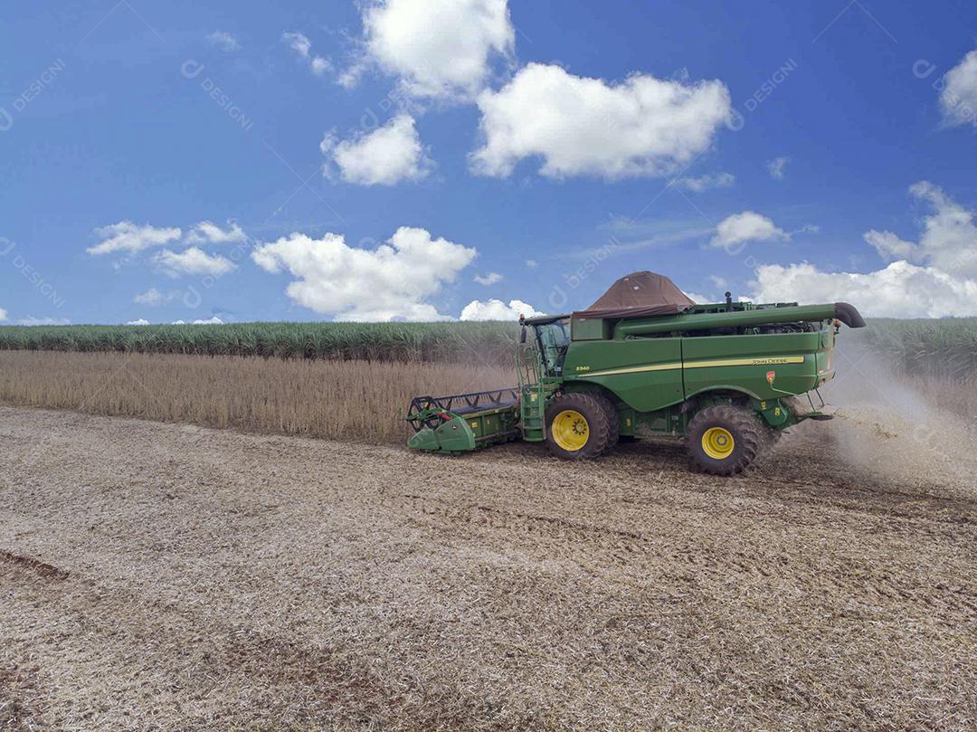 Trator agrícola colhendo soja no campo - Pedernei JPG