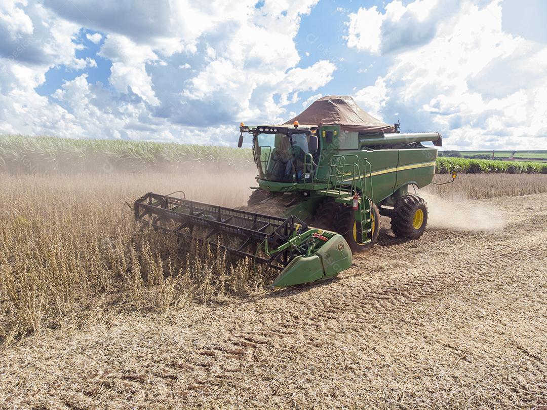 Trator agrícola colhendo soja no campo - Pedernei JPG