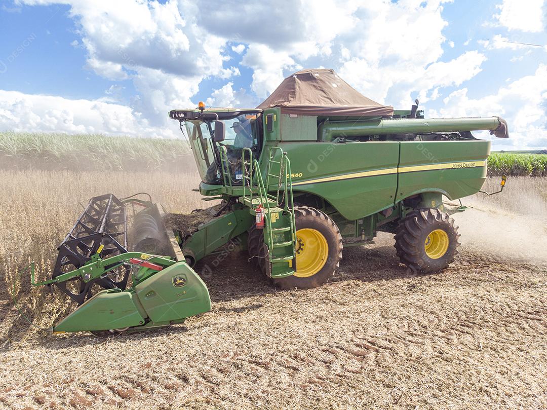 Trator agrícola colhendo soja no campo - Pedernei JPG