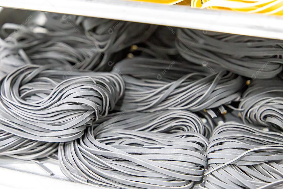 Produção artesanal de macarrão em um restaurante italiano. Macarrão no processo de secagem JPG