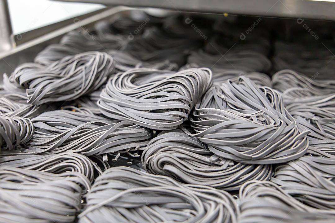 Produção artesanal de macarrão em um restaurante italiano. Macarrão no processo de secagem JPG