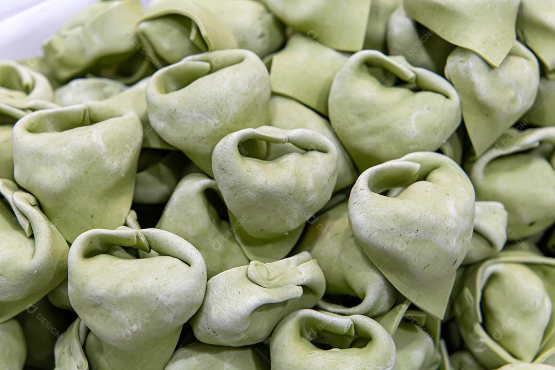 Produção artesanal de macarrão em um restaurante italiano. Macarrão no processo de secagem JPG