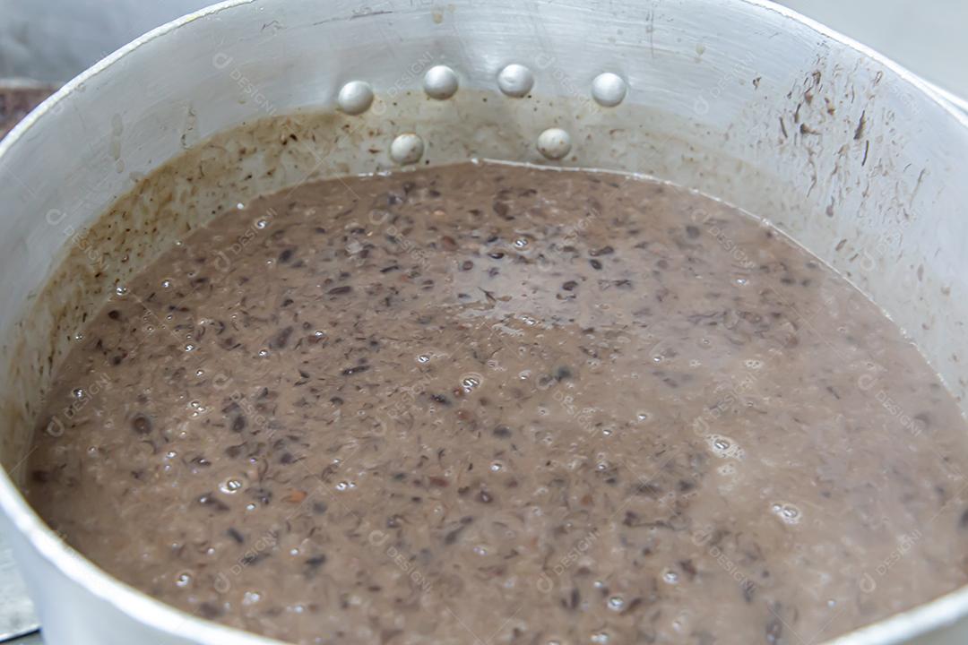 Pote com feijoada, comida típica brasileira. Em um restaurante no Brasil JPG