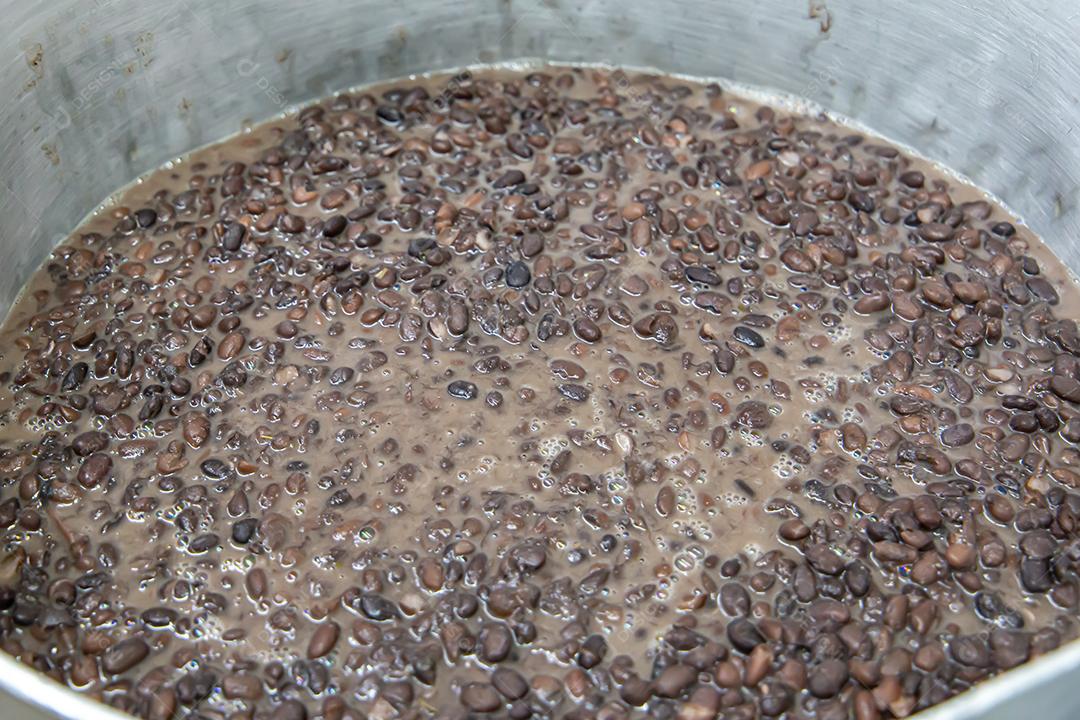 Pote com feijoada, comida típica brasileira. Em um restaurante no Brasil JPG