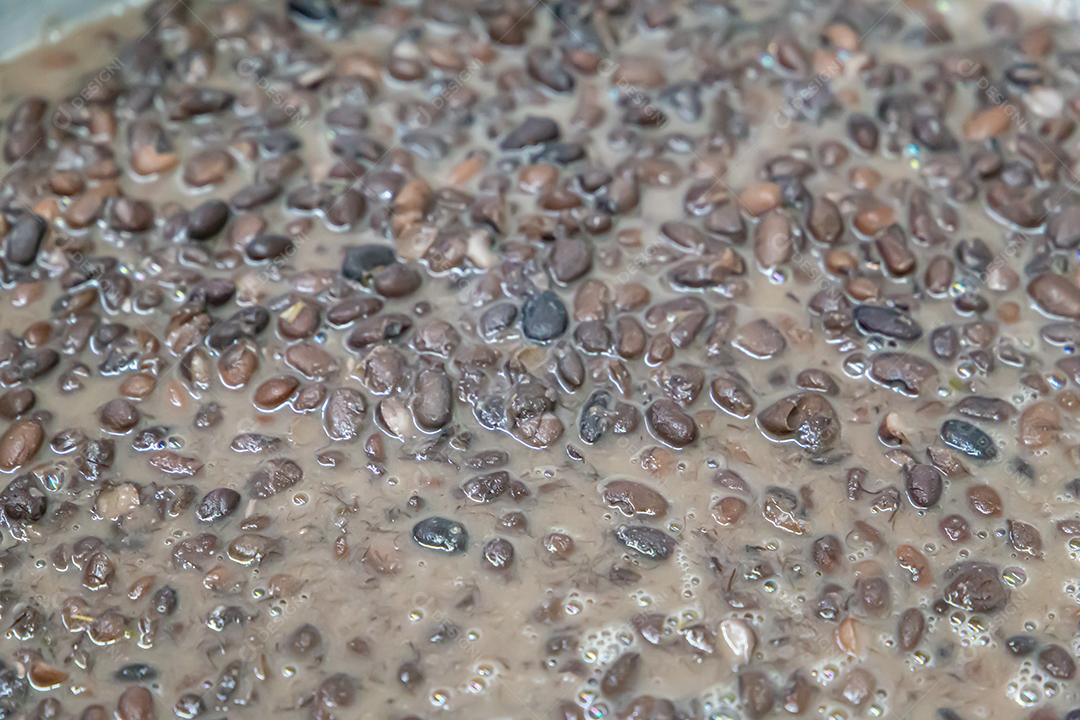 Pote com feijoada, comida típica brasileira. Em um restaurante no Brasil JPG