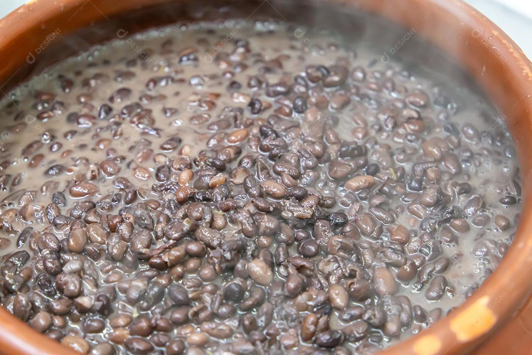 Pote de cerâmica com feijoada, comida típica brasileira. Em um restaurante no Brasil JPG