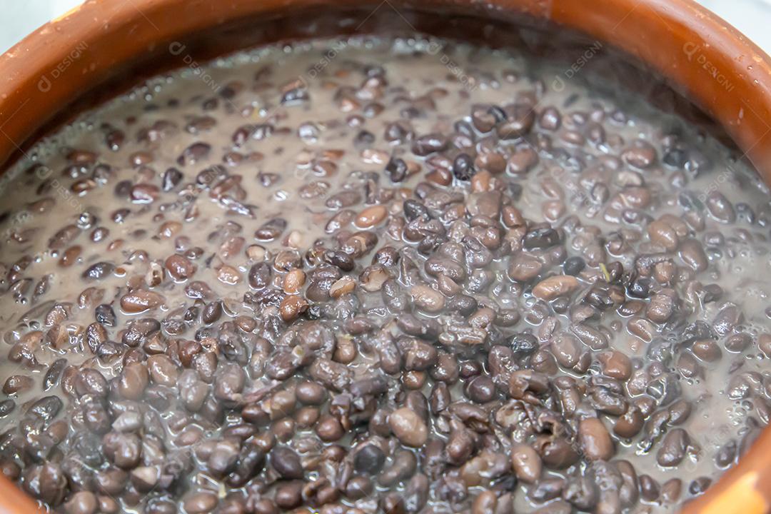 Pote de cerâmica com feijoada, comida típica brasileira. Em um restaurante no Brasil JPG