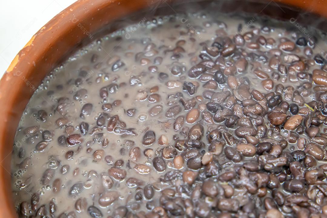 Pote de cerâmica com feijoada, comida típica brasileira. Em um restaurante no Brasil JPG