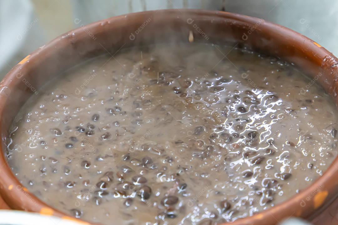 Pote de cerâmica com feijoada, comida típica brasileira. Em um restaurante no Brasil JPG