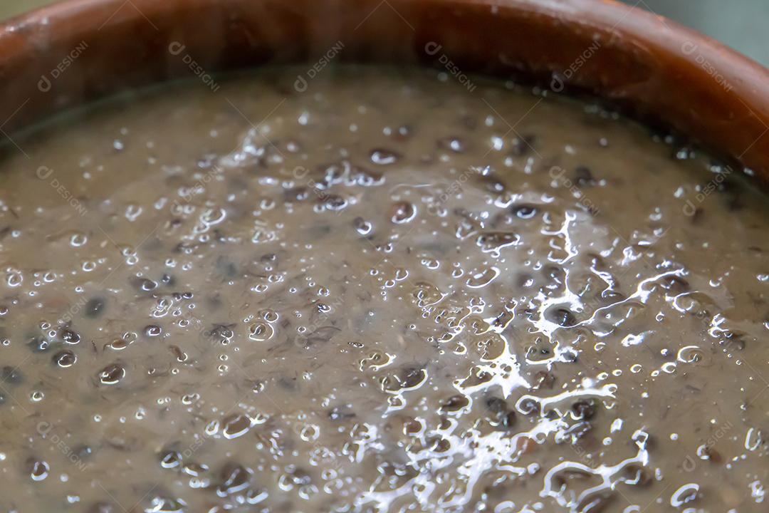 Pote de cerâmica com feijoada, comida típica brasileira. Em um restaurante no Brasil JPG