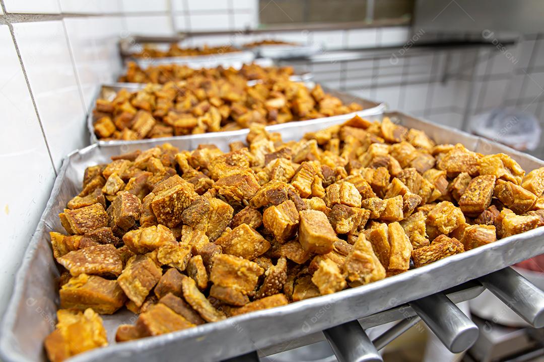 O Torresmo. Barriga de porco frita. Comida tradicional brasileira na Feijoada JPG