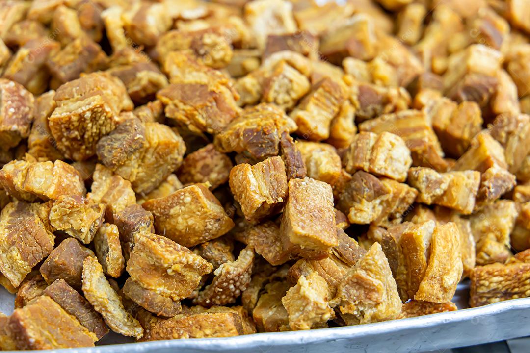 O Torresmo. Barriga de porco frita. Comida tradicional brasileira na Feijoada JPG