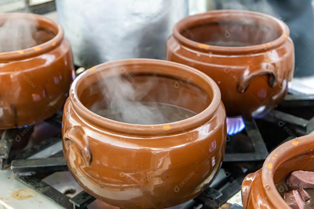 Pote de cerâmica com feijoada, comida típica brasileira. Em um restaurante no Brasil JPG