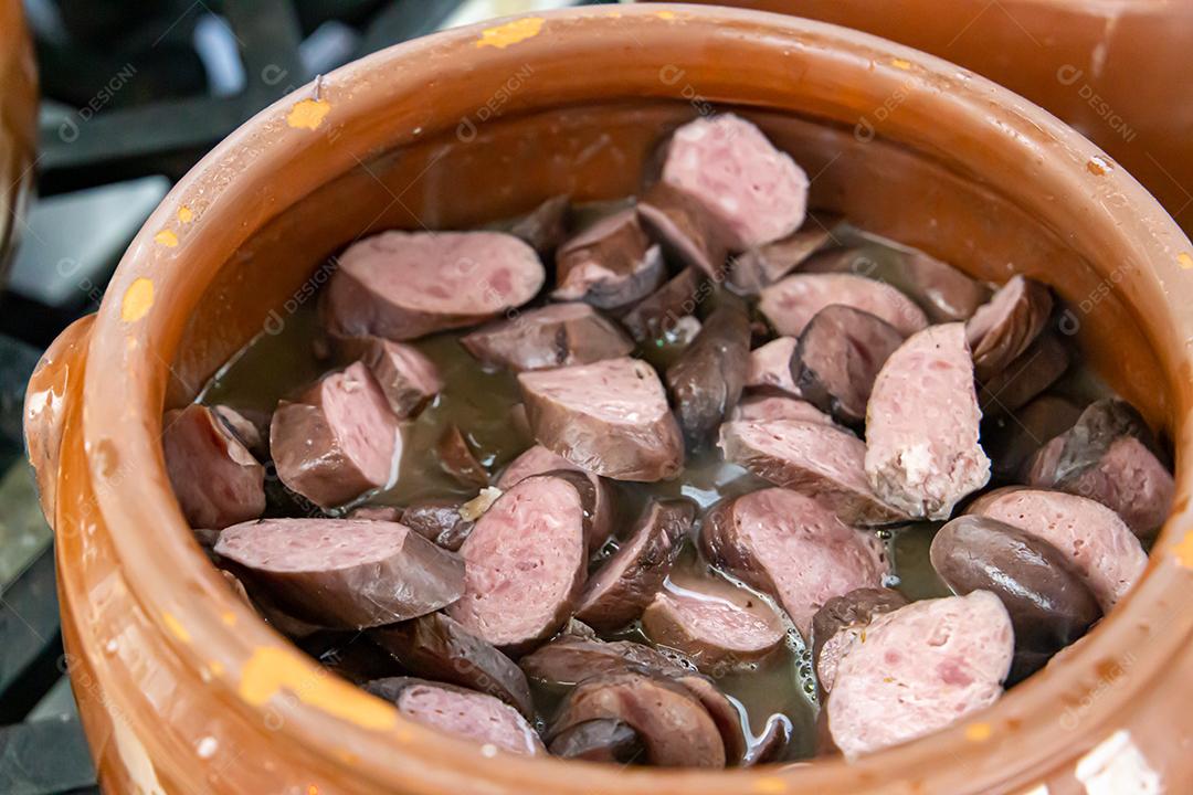 Pote de cerâmica com feijoada, comida típica brasileira. Em um restaurante no Brasil JPG