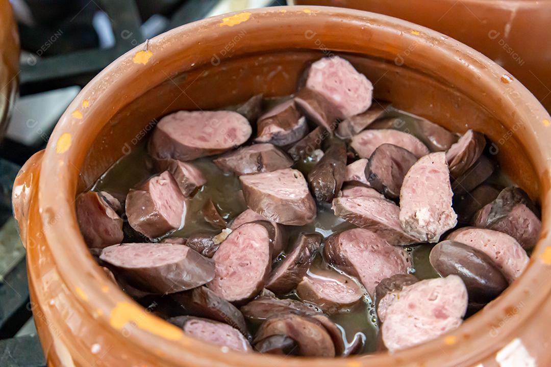 Pote de cerâmica com feijoada, comida típica brasileira. Em um restaurante no Brasil JPG