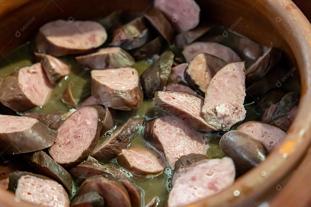 Pote de cerâmica com feijoada, comida típica brasileira. Em um restaurante no Brasil JPG